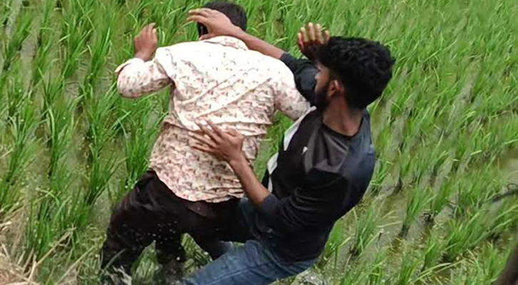 সড়কের অনিয়মে ক্ষুব্ধ জনতা, এলজিইডির কর্মচারীকে পিটুনি